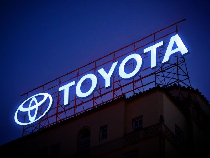 Çatı Tabelaları – Şehir Siluetinde Güçlü Marka Görünürlüğü