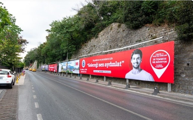Giantboard Reklamları ile Şehir Siluetinin Zirvesinde Devasa Marka Etkisi: 7 Seven Media’dan Maksimum Görünürlük Çözümü