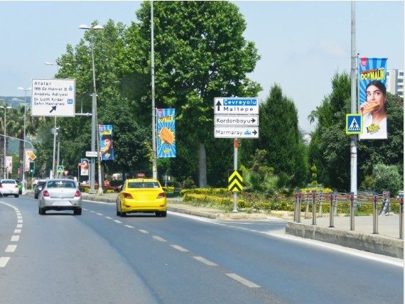Caddeyi Sahneye Dönüştüren Pole Banner Kampanyası