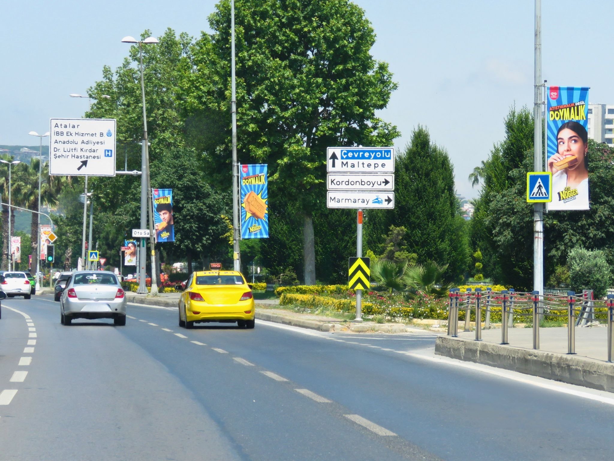 Markaların Sahnesi: Pole Banner’larla Caddede Görsel Hikâye